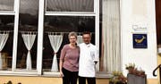 Das dürfte wohl eines der letzten Bilder vom Ehepaar Kremmel vor dem Restaurant Zollhaus sein. (Bild: Heidy Beyeler)