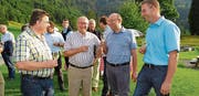 Kantonsrat und Gemüseproduzent Stefan Britschgi, Kantonsrat Walter Locher, Fraktionspräsident Beat Tinner und der St. Galler Bauernpräsident Peter Nüesch (von links) genossen am Rande der Klausurtagung die von Landwirten bewirtschaftete und gepflegte Umgebung. (Bild: PD)