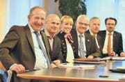 Wehren sich gegen eine Herabstufung des Oberthurgaus: Diana Gutjahr, Romanshorner Arbeitgeber-Vizepräsidentin, flankiert von den Gemein- devorstehern Martin Salvisberg, Amriswil, Andreas Balg, Arbon, Stephan Tobler, Egnach, Gallus Hasler, Roggwil, und David H. Bon, Romanshorn. (Bild: Max Eichenberger)