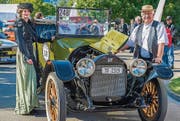 Sabine und Peter Herzog aus Ermatingen mit dem Buick D45, Jahrgang 1916, im Fahrerlager. (Bild: Reto Martin (Reto Martin))