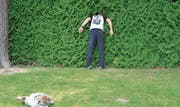 Die Suche nach dem Ball beim Crossgolf (Bild: Mengia Albertin)