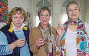 Barbara Peter (rechts) mit ihrer Nachfolgerin Marianne Burud (links), Mitarbeiterin Betreuung mit Schwergewicht Hauswartung, und Gabriella Capassi (Mitte), Leitung Haus St. Otmar. (Bild: PD)