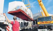 Das Modul zur Stromerzeugung wird mittels Spezialtransport nach Speicher gebracht. (Bild: ker)