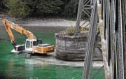 Das erste Pfeilerfundament unter der Hemishofer Eisenbahnbrücke wurde gegen die Strömung gesichert. (Bild: Ernst Hunkeler)