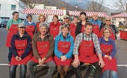 Zufriedene Gesichter bei den Marktfahrern: Der Buchser Freitagsmarkt ist seit nunmehr 20 Jahren ein in der Bevölkerung beliebter Treffpunkt. (Bild: pd)