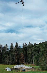 Der Helikopter setzt die neue Brunnenstube in der Moosweid ab. (Bild: PD)