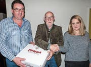 Der abtretende Bichelseer Gemeinderat Roger Schneider erhält von Verbandspräsident Bruno Lüscher einen Karton Fischinger Bier. Schneiders Aufgabe übernimmt Jacqueline End. (Bild: Kurt Lichtensteiger)