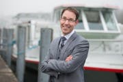 URh-Geschäftsführer Remo Rey. Im Hintergrund das Motorschiff Munot. (Bild: pd)