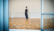 Museumsleiterin vor Gastbeitrag «Form Is Emptiness». (Bild: Jil Lohse)