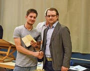 Gemeindepräsident Ulrich Marti (rechts) gratuliert Berufsweltmeister Sven Bürki. (Bild: Christian Ruh)
