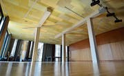 Der Boden über der Aula hängt sieben Zentimeter durch. Als Sofortmassnahme waren Stützen installiert worden. (Bilder: Max Eichenberger)