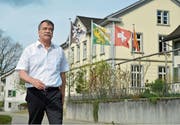 Gemeindepräsident Jürg Schumacher vor dem Gemeindehaus an der Dorfstrasse. (Bilder: Mario Testa)