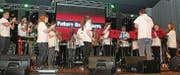 Bildeten am Samstagabend den regionalen Beitrag am Frühlingsfest in Grabs: Die jungen Musizierenden der Future Band Gams. (Bild: Silvia Frick)