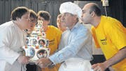Das Ensemble des Comedy-Express mit Clown Olli Hauenstein in der Rolle des Kochs übt das Ausblasen der Kerzen auf der Geburtstagstorte. (Bild: Rita Kohn)