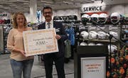 Robert Raths, Gemeindepräsident von Thal, übergibt 5000 Franken des Migros-Kulturprozents an Marina Rageth vom Zwerglihuus.