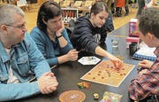 Generationenübergreifender Spass an den Spieltischen.