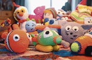 Püppchen, Bärchen, Helikopter, Fische, Autos, Kätzchen, Hühner und Mäuse – gross ist die Vielfalt der bunten Figuren aus Wolle. (Bild: Corinne Hanselmann)