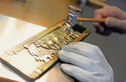 Marco Tizzoni stellt die Sennenhosenträger in reiner Handarbeit her.