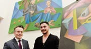 Philippe Lienhard, Vorsitzender der Bankleitung, und Künstler Tiziano Autera vor dem neuen Gemälde in der Empfangshalle. (Bild: Donato Caspari)