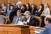 Zahlreiche Nationalrätinnen, hinten, reagieren enttäuscht auf die Zurückweisung der Gleichstellungsvorlage an die Kommission. (Bild: ALESSANDRO DELLA VALLE (KEYSTONE))