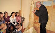 Gert Gschwendtner zeigte den Schülerinnen und Schülern aus Sevelen auf, dass Kunst für ihn eine Art der Philosophie darstellt. (Bild: PD)