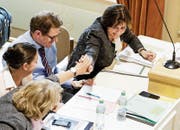 Spontaner Handschlag: Regierungsrätin Cornelia Komposch gratuliert Amtskollegin Monika Knill. (Bild: Donato Caspari)
