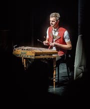 Spielt Musik zum ernsten Thema: Nicolas Senn im Chössi-Theater. (Bild: Michel Canonica (Lichtensteig, 21.3.2018))