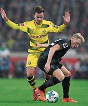 Vier Tage nach der Pleite gegen Stuttgart geht es für Dortmund mit Mario Götze (links) in der Champions League weiter. (Bild: EPA)