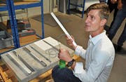 Erklärt eine der jüngsten Innovationen aus seinem Haus: Smarterion-CEO Thomas Stepan. (Bild: Jerry Gadient)