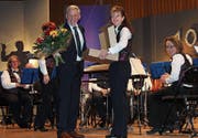 Die Stadtmusik ehrt Dirigent Harald Fröhlich. (Bild: Judith Meyer)