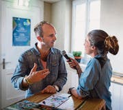 «Ärzte oder Hosen?» Céline Fuchs, Ansagerin auf der Sternenbühne, stellt Christof Huber die Fragen. (Bild: Peer Füglistaller)