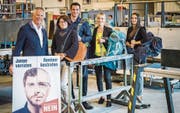 Die Reform der Altersvorsorge verteile die Gewichte nicht gerecht, verdeutlicht das Komitee Generationenallianz mit Rucksäcken. (Bild: Reto Martin)