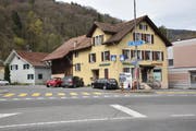 Diese zwei Liegenschaften in der Kernzone, der «Ochsen» und das Einfamilienhaus dahinter, gehören vielleicht schon bald der Ortsgemeinde. Ein Kauf würde zu deren Liegenschaftsstrategie passen. (Bild: Heini Schwendener)