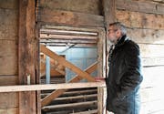 Stefan Mayer blickt durch die Zimmerflucht im alten Bauernhaus in Gizehus. (Bild: Rita Kohn)