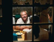 Der Komfort auf der Alp ist gering. Doch es sind die einfachen Dinge wie das Kochen auf dem Holzherd und das Bewirten der Gäste, die den Älpler erfüllen. (Bild: Urs Bucher (Urs Bucher))