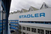 Stadler hat das beschuldigte Unternehmen auf den 1. Januar 2016 hin gekauft. (Bild: GIAN EHRENZELLER (KEYSTONE))