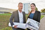Marco Landolt, Lidl-Geschäftsleitungsmitglied, und PR-Leiterin Corina Milz. Auf der Brache hinter ihnen entsteht der Campus. (Bild: Mario Testa)