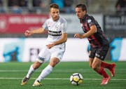 Kenzo Schällibaum hat keine Angst vor grossen Namen wie in diesem Fall Raphaël Nuzzolo von Xamax. (Bild: Urs Bucher)