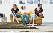 Neue Saison im Eisenwerk: Claudia Rüegsegger (l.) und Ruth Bommer mit Othmar Eder in der Shedhalle. (Bild: Donato Caspari)