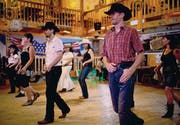 Im «Bonanza» bereiten sich die Line-Dancer auf den Weltrekord vor. (Bilder: Luca Linder)