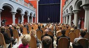 Der Innenhof ist von einer 14 Meter hohen Kuppel überspannt. Daniel Model bei der Eröffnungsrede vor den geladenen Gästen. (Bilder: Nana do Carmo)