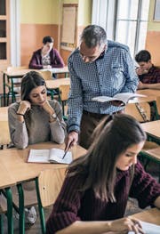 Immer mehr administrative Zusatzaufgaben warten nach dem Unterricht auf die Gymnasiallehrer. (Bild: Getty)