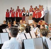 Die Stadtmusik Bischofszell und der Jodlerclub Neukirch-Egnach beim gemeinsamen Konzert. (Bild: Erwin Schönenberger)