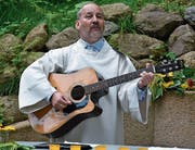 Spricht die Sprache der Musik: Rolf Dittli, der neue Jugendseelsorger, ist in Altdorf aufgewachsen und arbeitete die letzten 16 Jahre in Buttikon im Kanton Schwyz. (Bild: Beatrice Bollhalder)