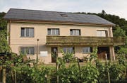 Nach der Sanierung mit der von Hannes Meier entwickelten Photovoltaik-Anlage auf der Nordseite des Daches. (Bild: Schweizer Solarpreis 2016)