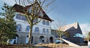 Der Mammertsberg wird erste Adresse: Den über hundertjährigen Altbau hat Tilla Theus (r.) restauriert und durch einen modernen Neubau aus Naturstein ergänzt. Der Innenausbau ist noch im Gange. (Bilder: pd/Max Eichenberger)