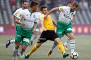 St.Gallens Roman Buess (rechts) wird im vergangenen Herbst vom Berner Miralem Sulejmani bedrängt. (Bild: PETER KLAUNZER (KEYSTONE))