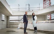 Die Geschwister Christof und Monika Roell betrachten auf der Dachterrasse des «Trösch» den Rohbau. (Bild: Andrea Stalder)