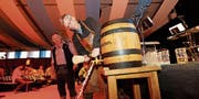 Ein Schlag, und das Bier fliesst (Bild: Donato Caspari)