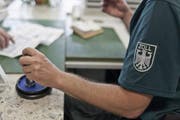 Viele kennen diese Situation aus eigener Erfahrung: Ein deutscher Zöllner stempelt einen Ausfuhrschein ab. (Bild: Keystone)